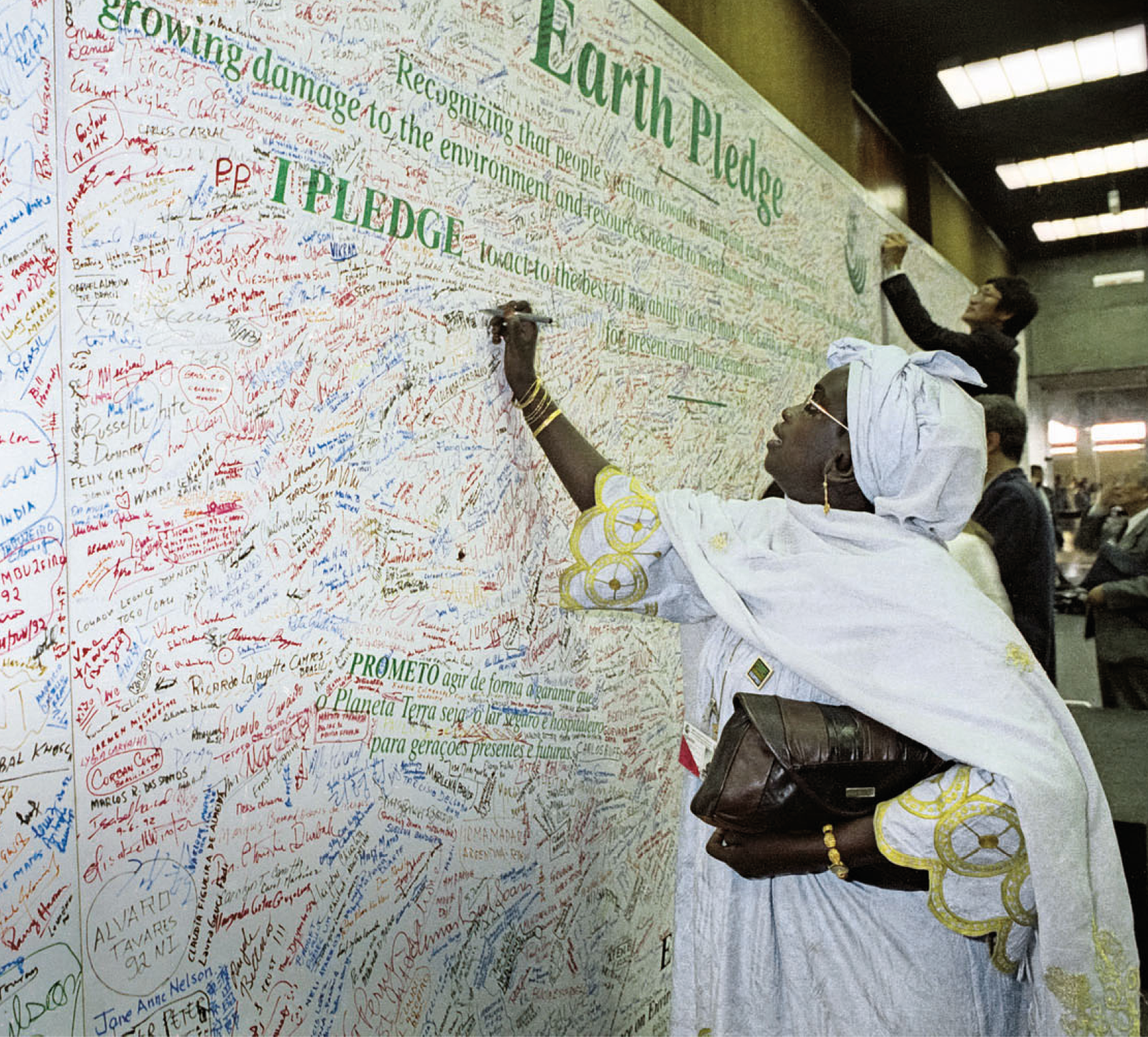 Rio de Janeiro  RJ  - 14 06 1992 - Meio Ambiente - Confer ncia da ONU sobre Desenvolvimento e Meio Ambiente - Rio 92  ECO 92  - Encerramento  Painel  Promessa da Terra   no Riocentro  repleto de assinatura com o compromisso de lutar para defender o planeta    cheio de boas inten  es  Foto Marcos Andr  Pinto   Ag ncia O Globo  Neg    92-14059